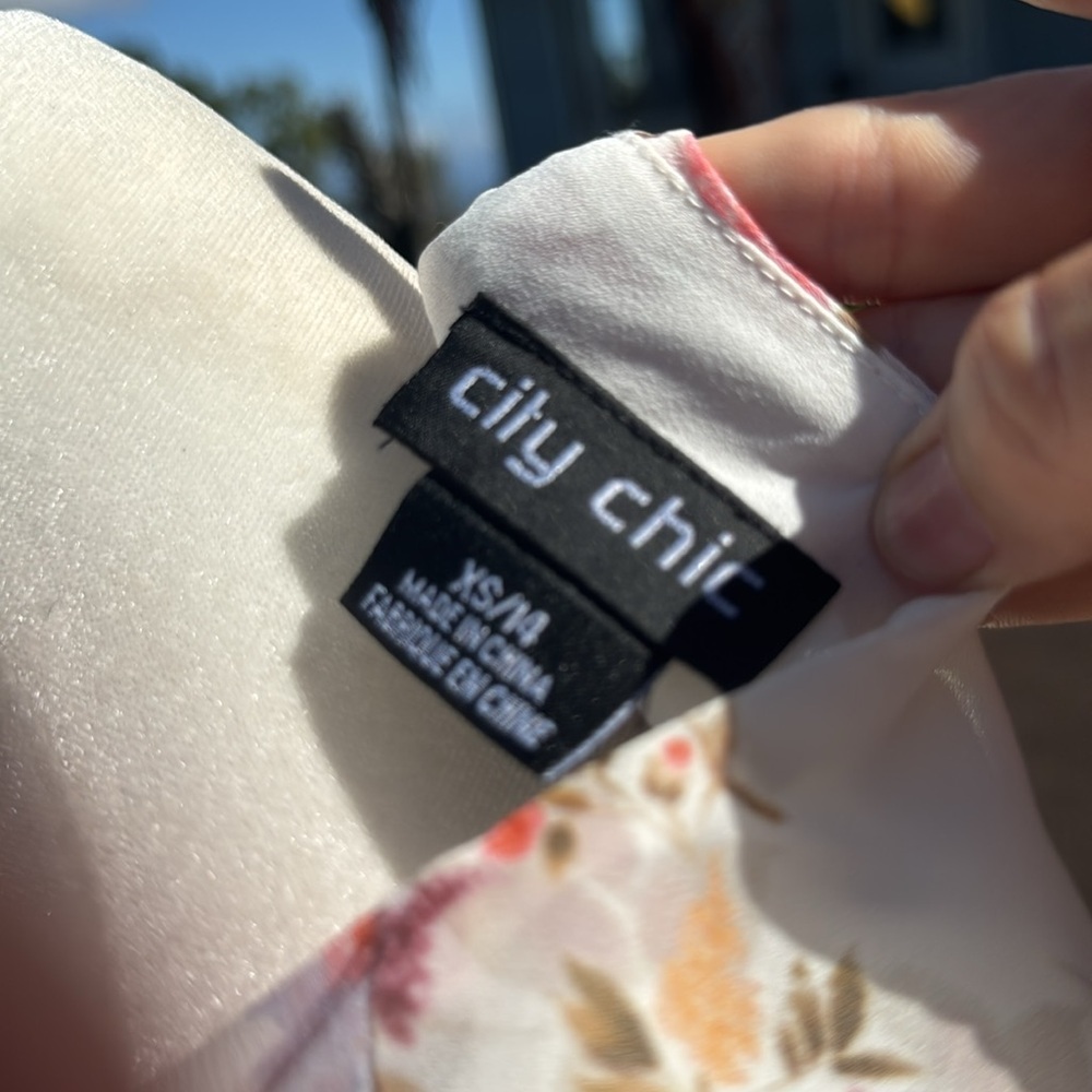 City Chic Floral V-Neck Mini Dress - White and Pink - Picture 11 of 12
